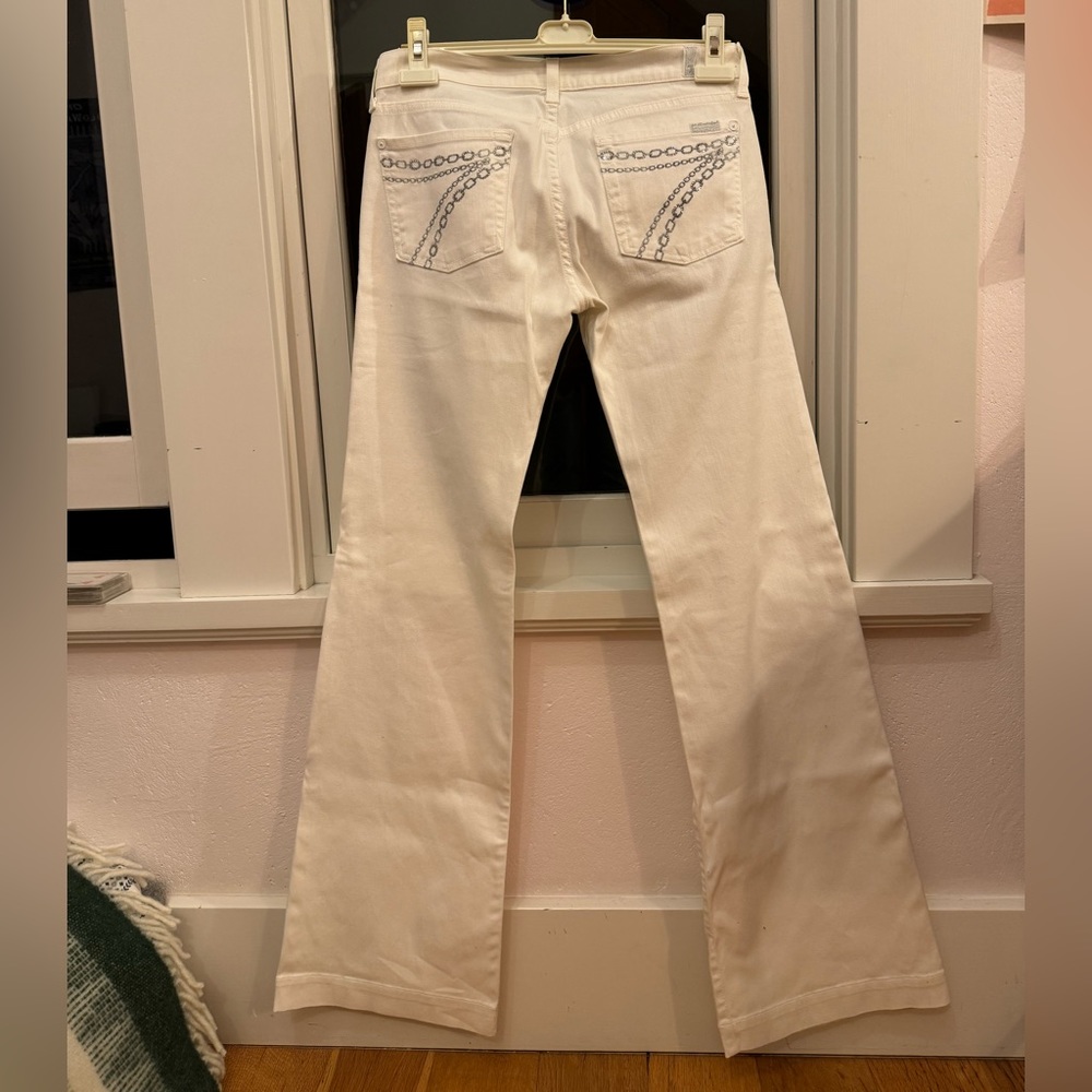 7 All Mankind white low waisted bootcut jeans! Silver stitching on the pockets.